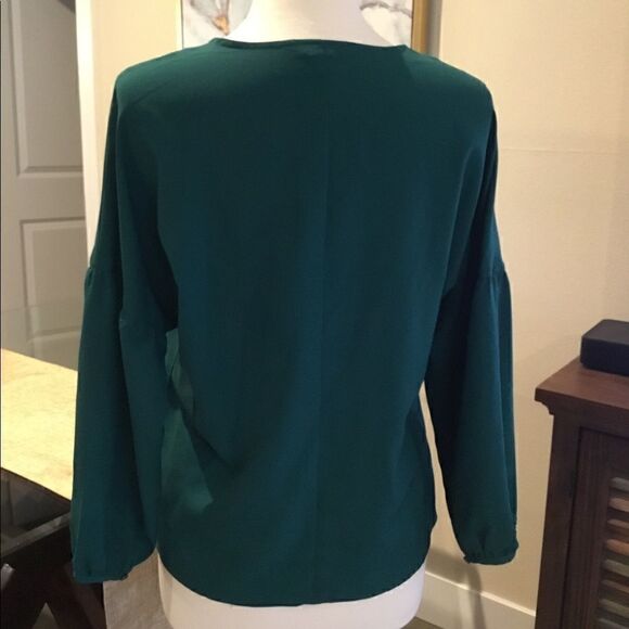 BananaārepublicĀ blouseā
sizeā
Medium - Picture 2 of 9